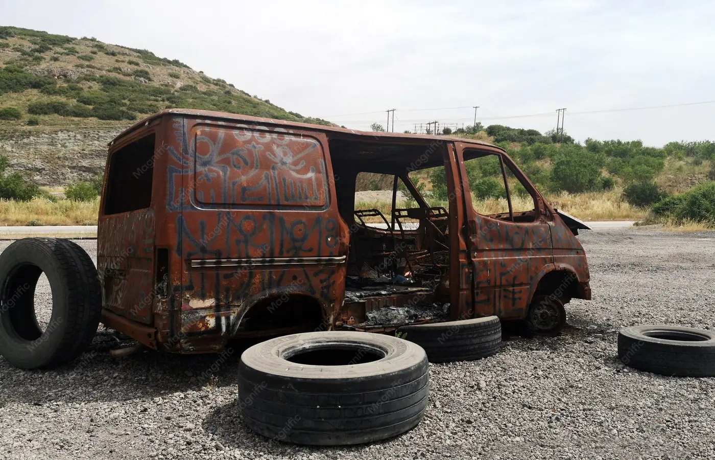 מסחרית שרופה וחלודה עם צמיגים במגרש